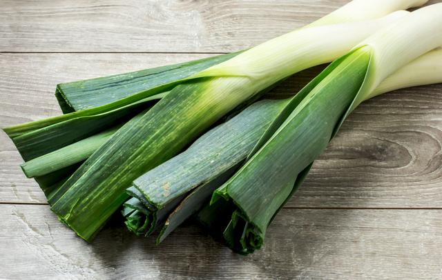 Poireaux : on a enfin trouvé la recette parfaite pour utiliser le vert de ce légume (et ce n’est pas en soupe)