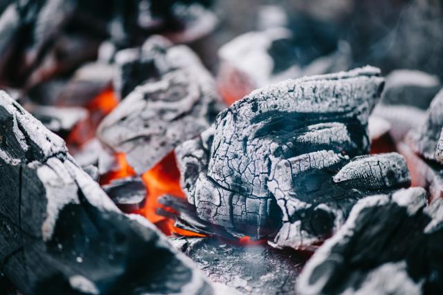 Formez deux tas avec les braises pour gérer la température. Adobestock