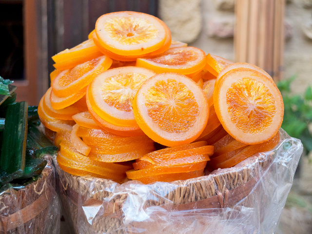 Orange confite express : la méthode rapide pour des tranches parfaites à grignoter ou pour décorer vos desserts