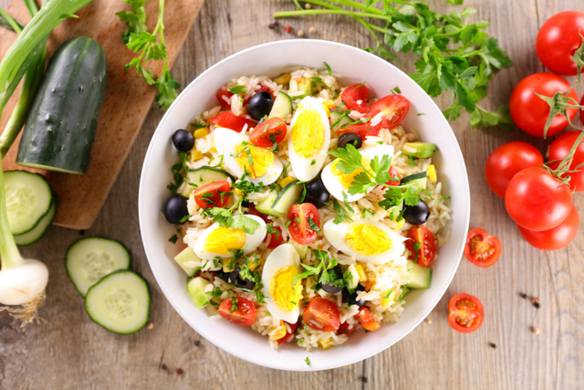 Ne faites plus jamais ça : les 3 erreurs qui gâchent votre salade de riz (et comment la sublimer)