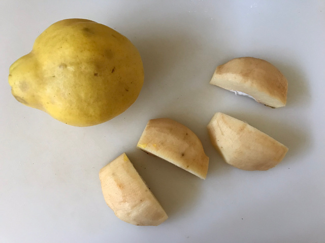 Coupez chaque demi-coing en deux.