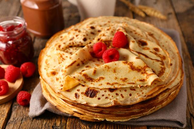 "Absolument infaillible" : Julie Andrieu partage sa recette de crêpes et son astuce redoutable pour ne pas avoir de grumeaux !