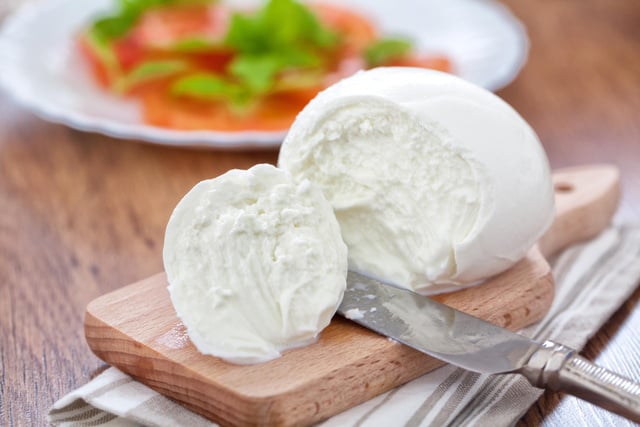 "Une bonne mozzarella ne devrait contenir que…” : voici les conseils d'une diététicienne pour bien choisir ce fromage en supermarché !