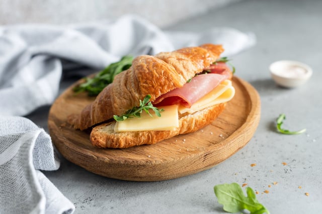 Ce chef vous montre comment recycler vos croissants de la veille en un plat ultra-gourmand !