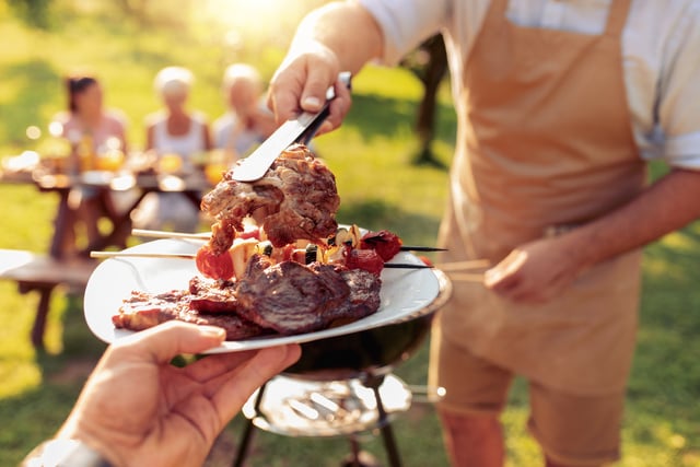 Barbecue : avant et après cuisson, ce qu'il faut faire avec la viande pour éviter une contamination bactérienne
