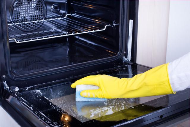 Connaissez-vous cette astuce 100% naturelle pour nettoyer votre four ?