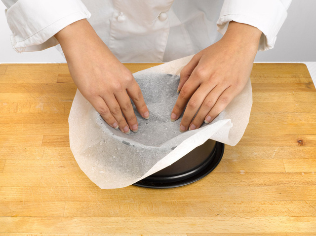 Comment mettre un papier sulfurisé au fond du moule ? Adobestock