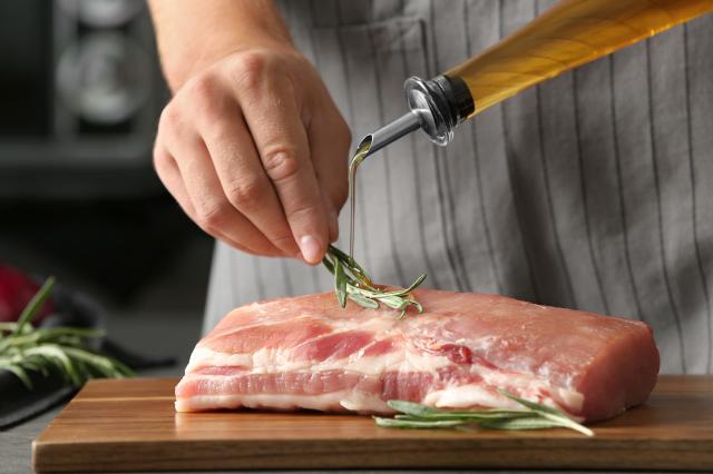 L'huile permet de créer les réactions de Maillard. Adobestock