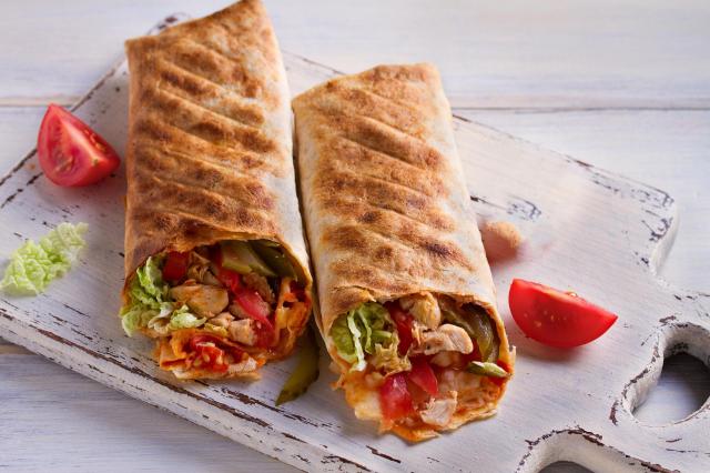 Cette astuce géniale pour préparer votre propre viande de kebab au poulet avec un simple moule à cake