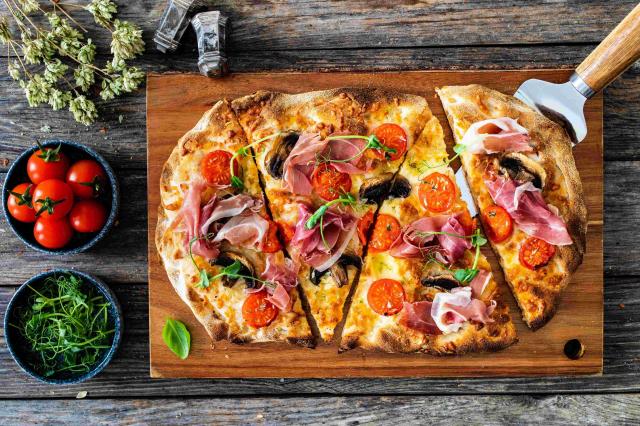 Connaissez-vous la pinsa romana, cette spécialité italienne qui va faire fureur pour l’apéro cet été ?