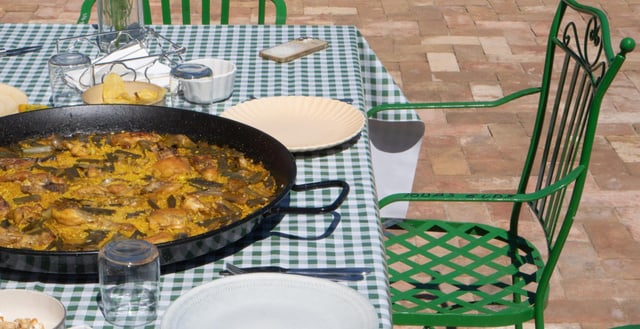 Pas de chorizo, pas de crevettes : voici la vraie recette de la paella espagnole comme là-bas