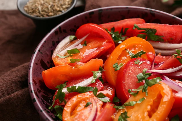 Oubliez la vinaigrette classique : l’ingrédient secret de Cyril Lignac pour rendre la salade de tomates addictive