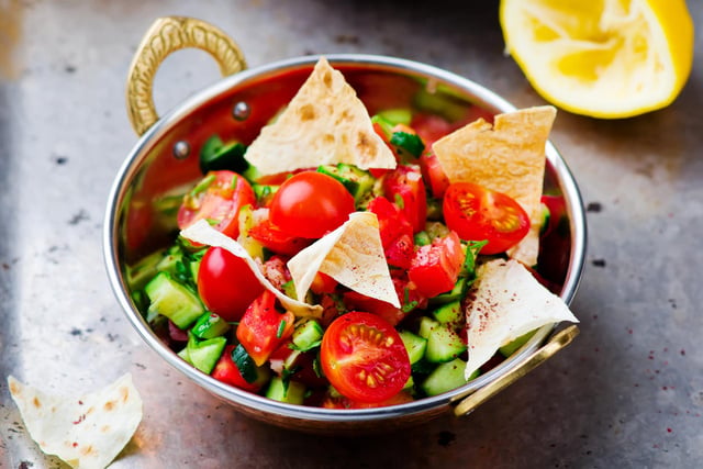 Oubliez la salade caprese : voici le fattouche libanais, la salade ultra-croquante qui va rythmer votre été
