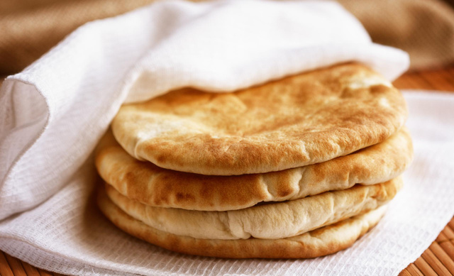J’ai découvert cette recette de pain pita au four à faire avec quelques ingrédients du placard… c’est incroyable !