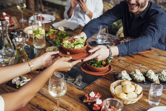 Resto : 6 gestes que vous croyez polis (et qui embêtent tout le monde)