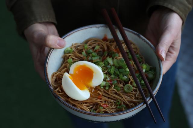 Moins de 10 minutes pour cuisiner ? testez cette recette de nouilles à la sauce soja prête en un rien de temps
