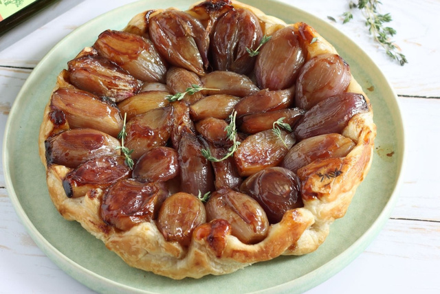 Envie d’un plat simple et gourmand ? Essayez cette tatin d’échalotes caramélisées ultra réconfortante