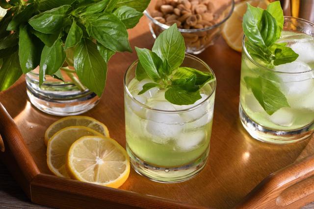 Connaissez vous le “basil smash tonic”, un cocktail à base de basilic qui pourrait bien détrôner le mojito cette année !