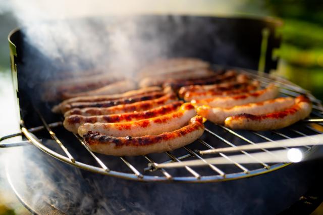 Faut-il piquer les saucisses avant de les griller ? Un champion de France du barbecue tranche !