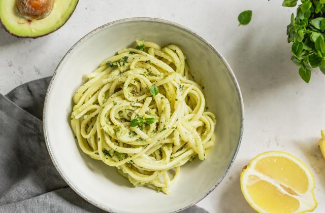 Spaghetti au citron et à l'avocat. Adobestock