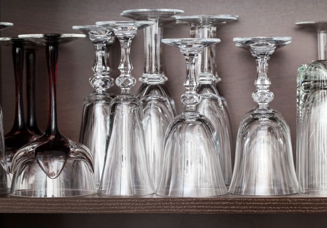 A l’endroit ou à l’envers ? Voici comment bien ranger vos verres dans les placards !