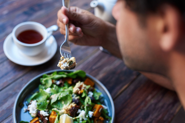 Vous devriez arrêter de manger trop vite : une nutritionniste vous explique pourquoi