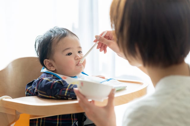Comment équilibrer l'alimentation des 0-3 ans ? Adobestock