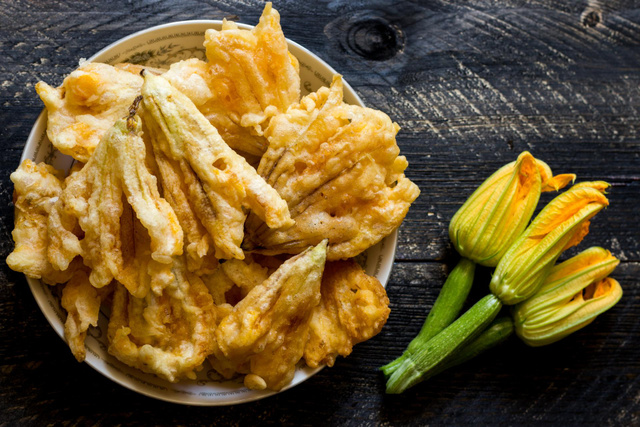 Facile à faire, ces beignets de fleurs de courgettes sont parfaits pour vos apéritifs en terrasse !