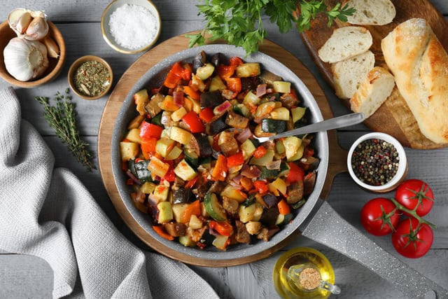 Faut-il éplucher tomates et poivrons pour une ratatouille réussie ?
