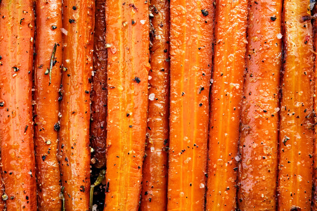 Avec seulement 3 ingrédients, Laurent Mariotte prépare des carottes rôties irrésistibles au sirop d’érable