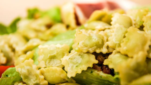 Oubliez le riz et les pommes de terre avec cette incroyable salade aux ravioles croustillantes !