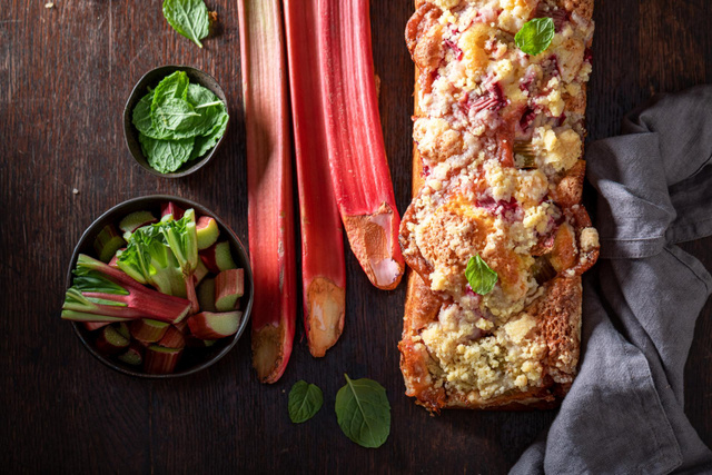 Envie d’un goûter printanier ? Testez la recette du financier XXL à la rhubarbe de Laurent Mariotte