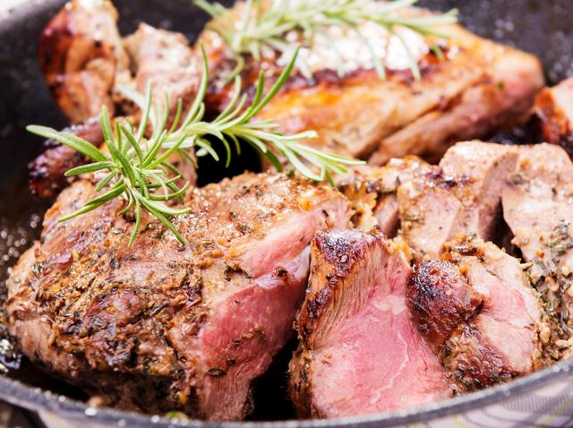 Voici l’astuce de cuisson de Cyril Lignac pour obtenir un gigot d’agneau toujours bien moelleux pour Pâques !
