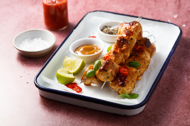 Rapide et gourmande : cette recette de brochettes de poulet au four sauce cacahuète est parfaite pour les soirs pressés