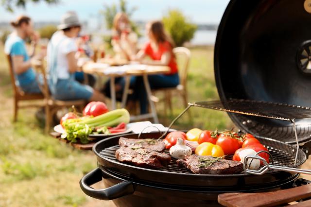 Les barbecues noirs réfléchissent moins bien la lumière. Adobestock