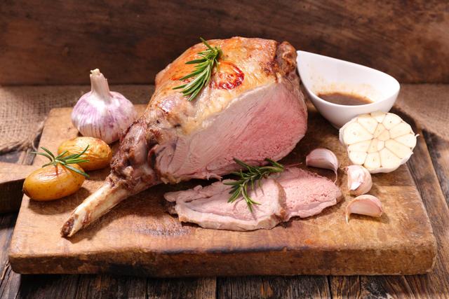 Pâques : pendant combien de temps se conservent les restes d’agneau ?