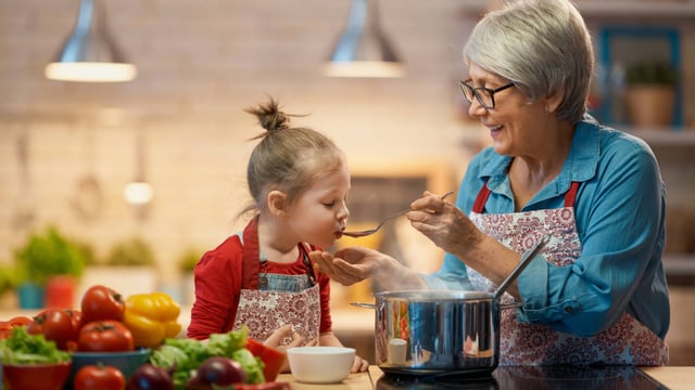 10 astuces de grand-mère à connaître : simples, efficaces et toujours utiles en cuisine
