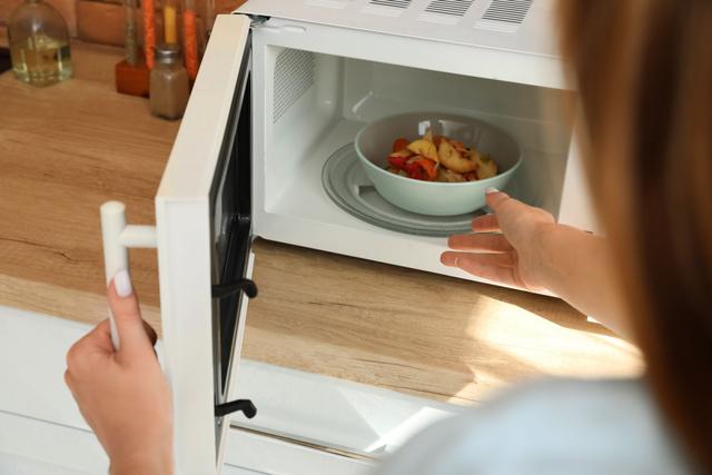 Gâteau au chocolat, oeuf mollet, pain : voici les recettes insoupçonnées à faire avec un micro-ondes !