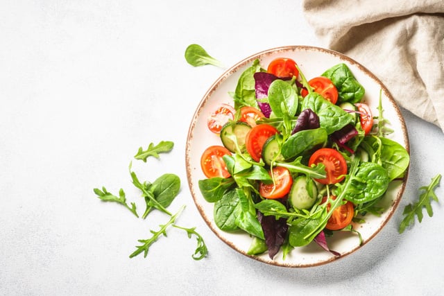 « Il y a souvent un piège là-dedans » : l'erreur que l'on fait tous en pleine canicule avec les salades de crudités selon une diététicienne