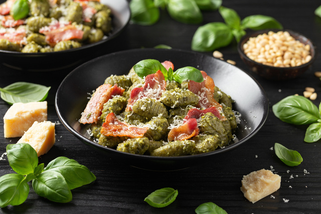 En 15 minutes, cette recette de gnocchi au pesto, ricotta et coppa va remplacer vos pâtes