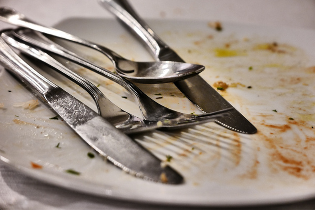 Comment nettoyer facilement les couverts et assiettes sales ? Adobestock