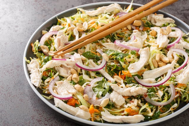 Salade de poulet à la vietnamienne : François-Régis Gaudry partage la recette pour laquelle il a eu un “coup de foudre”