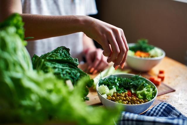 Manger moins de viande : voici les aliments et les quantités à consommer chaque jour pour éviter les carences