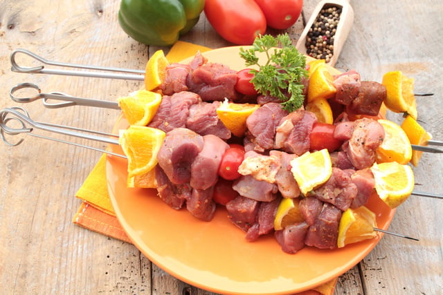 Brochettes de canard aux légumes et fruits d’été : la recette gourmande de Cyril Lignac à tester avant la rentrée