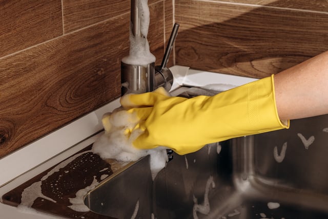 L'astuce magique et économique : ce légume est le secret insoupçonné pour faire briller votre évier comme au premier jour