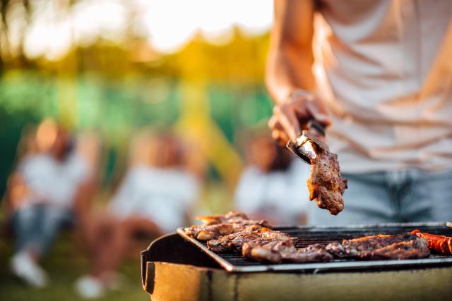 Retournez la viande toutes les 30 secondes. Adobestock