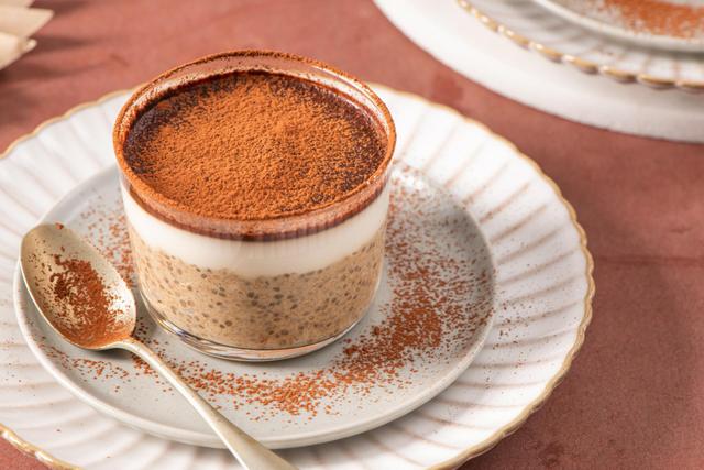 “Recette express pour le petit déjeuner” : une diététicienne partage sa préparation de chia pudding version tiramisu à la fois équilibrée et gourmande !