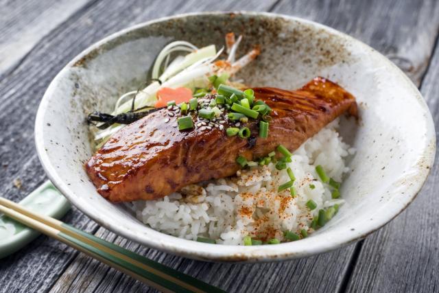 Saumon teriyaki et riz, cake salé aux légumes et amandes, soufflé léger au chou-fleur… Votre menu healthy de la semaine du 16 au 20 mai par 750green