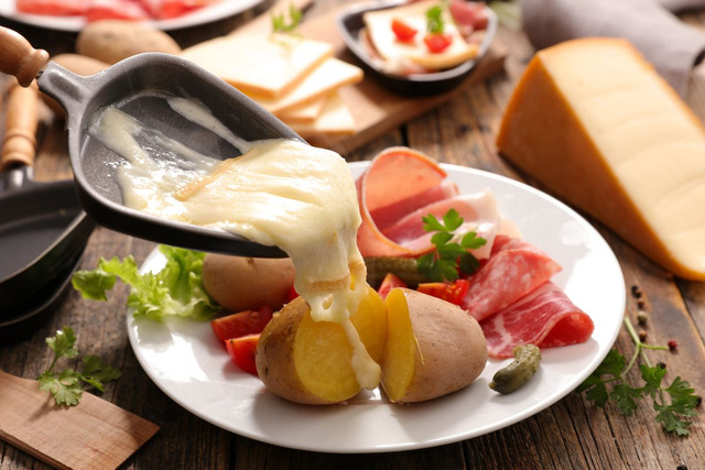 Oubliez la raclette : ce fromage coulant fait son grand retour et il est meilleur pour la santé