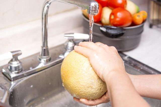 Avocat, melon… Même si vous ne mangez pas la peau, voici pourquoi vous devriez laver ces légumes, selon une virologiste